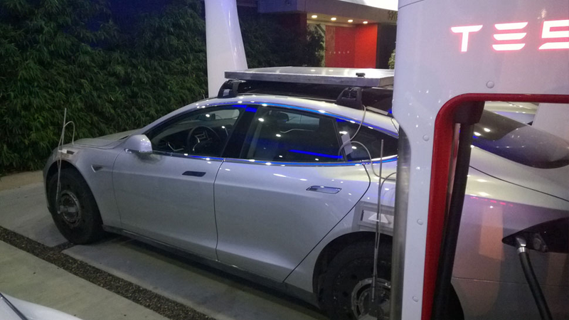 Illustration for article titled Tesla Model X Test Mule Is A Model S With Weights On The Roof